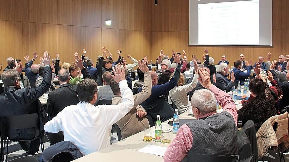 Einigkeit: Der gesamte Kreistag stimmte bei der Sitzung am Donnerstag in Kirchdorf im Wald dem Haushalt 2025 zu. Einigkeit: Der gesamte Kreistag stimmte bei der Sitzung am Donnerstag in Kirchdorf im Wald dem Haushalt 2025 zu.