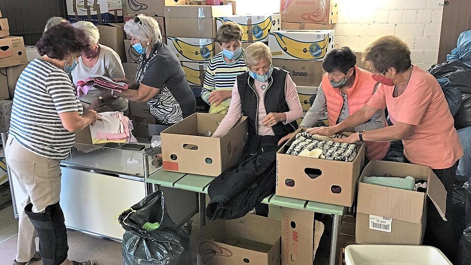 Katharina Faschingbauer (3.v.l.) und ihre fleißigen Helferinnen sortieren in den Garagen beim alten Krankenhaus Kleidung. Seit 30 Jahren hilft die Bulgarienhilfe Bad Kötzting Menschen in Not. Katharina Faschingbauer (3.v.l.) und ihre fleißigen Helferinnen sortieren in den Garagen beim alten Krankenhaus Kleidung. Seit 30 Jahren hilft die Bulgarienhilfe Bad Kötzting Menschen in Not.