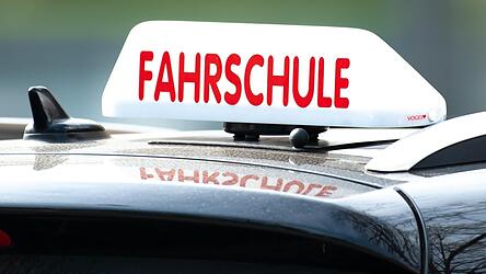 Bundesverkehrsminister Patrick Schnieder (CDU) will Prüfungen und Prüfungsstoff auf dem Weg zur Fahrerlaubnis abbauen. Bundesverkehrsminister Patrick Schnieder (CDU) will Prüfungen und Prüfungsstoff auf dem Weg zur Fahrerlaubnis abbauen.