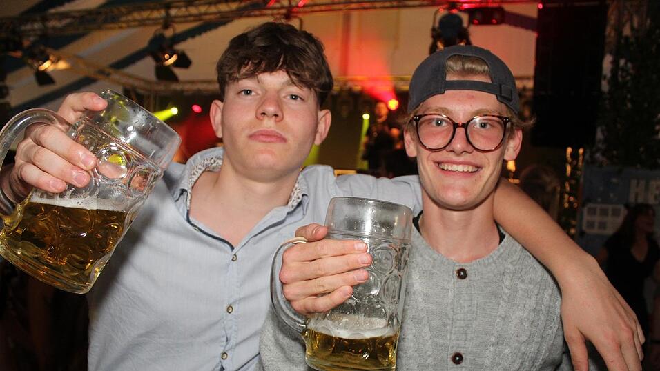 Zur Musik von Headless wurde ausgelassen gefeiert. Zur Musik von Headless wurde ausgelassen gefeiert.