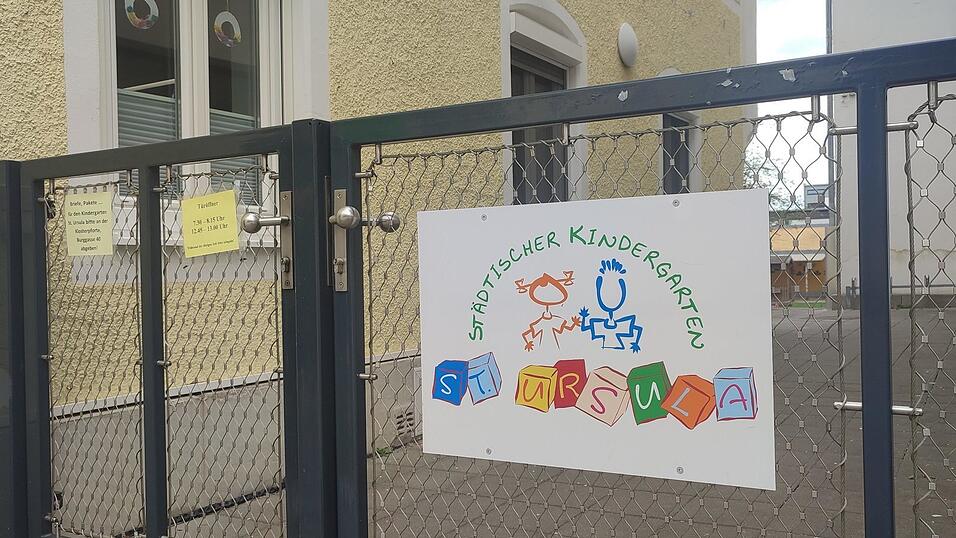Durch dieses Tor stapfen bald keine kleinen Kinderfüße mehr: Der Kindergarten St. Ursula am Stadtgraben ist in wenigen Wochen Geschichte. Sehr zum Unmut der betroffenen Eltern und wohl auch deren Kindern, die nun in fünf andere städtische Einrichtungen verteilt werden. Durch dieses Tor stapfen bald keine kleinen Kinderfüße mehr: Der Kindergarten St. Ursula am Stadtgraben ist in wenigen Wochen Geschichte. Sehr zum Unmut der betroffenen Eltern und wohl auch deren Kindern, die nun in fünf andere städtische Einrichtungen verteilt werden.