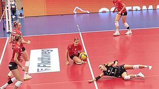 Vergeblich gestreckt: Raben-Libera Emely Brodowski (schwarzes Leiberl) und Co. mussten sich bei Aufsteiger Stralsund beugen und fielen im Tableau der 2. Liga Pro vom ersten auf den dritten Rang zurück. Vergeblich gestreckt: Raben-Libera Emely Brodowski (schwarzes Leiberl) und Co. mussten sich bei Aufsteiger Stralsund beugen und fielen im Tableau der 2. Liga Pro vom ersten auf den dritten Rang zurück.