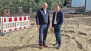 Bürgermeister Christian Kiendl (l.) und Rektor Josef Hoffmann auf der Baustelle. „Aktuell essen unsere Kinder noch auf den Gängen. Wenn wir in der neuen Mensa gemeinsam Platz haben, wird das ein riesiger Gewinn für unser Schulleben“, blickt Hoffmann voraus. Bürgermeister Christian Kiendl (l.) und Rektor Josef Hoffmann auf der Baustelle. „Aktuell essen unsere Kinder noch auf den Gängen. Wenn wir in der neuen Mensa gemeinsam Platz haben, wird das ein riesiger Gewinn für unser Schulleben“, blickt Hoffmann voraus.