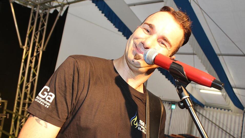 Zur Musik von Headless wurde ausgelassen gefeiert. Zur Musik von Headless wurde ausgelassen gefeiert.