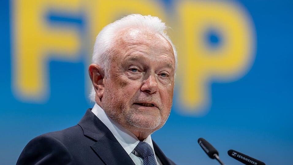Kubicki hat sich gegen die überraschende Gegenkandidatin bei der Wahl des FDP-Vorsitzes, Strack-Zimmermann, durchgesetzt. Kubicki hat sich gegen die überraschende Gegenkandidatin bei der Wahl des FDP-Vorsitzes, Strack-Zimmermann, durchgesetzt.
