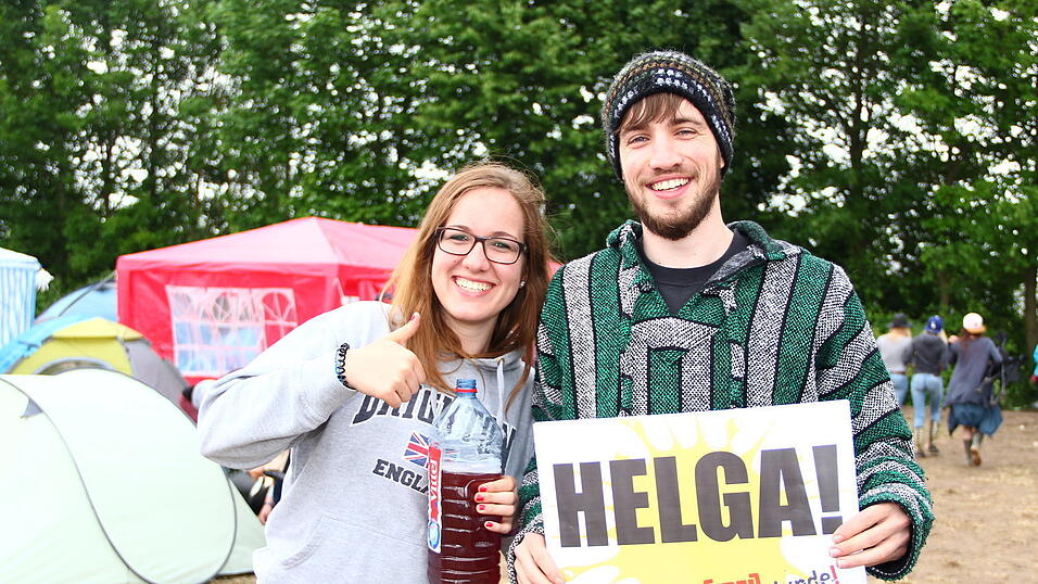 Die Besucher des Pfingst-Open-Airs in Salching sind schon in Feierlaune, aufgenommen von David Voltz am Freitag. Die Besucher des Pfingst-Open-Airs in Salching sind schon in Feierlaune, aufgenommen von David Voltz am Freitag.