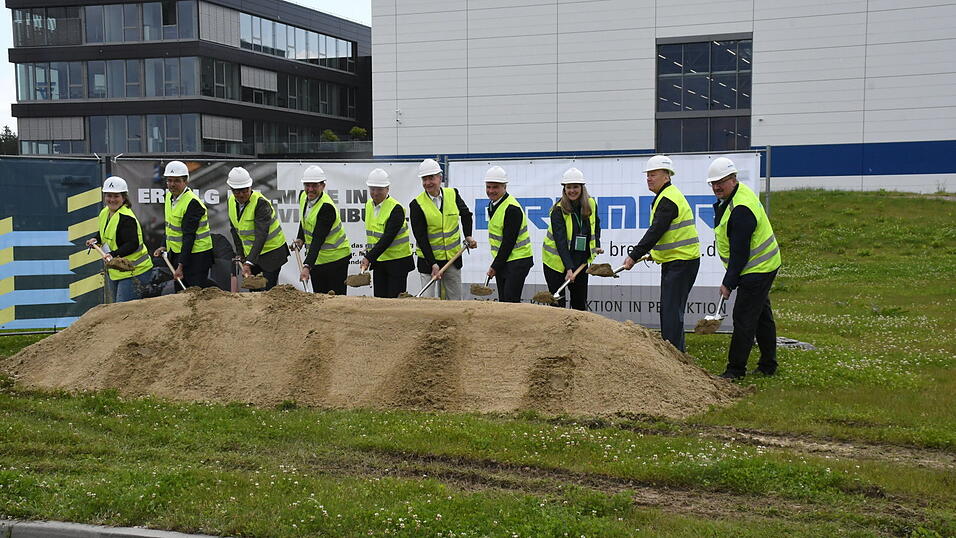 Beim offiziellen Spatenstich (von links): Natalie Kiefer (MPS Archonic), Stefan Bichlmeier (Leiter Verfahrenstechnik Flottweg), Arnold Hauk (Leiter Werk 2), Flottweg Vorstand Klaus Huber, Vorstandsvorsitzender Dr. Kersten Link, Aufsichtsratsvorsitzender Klaus Kirchesch, Landrat Peter Dreier, Bürgermeisterin Sibylle Entwistle, Peter Bruckmayer (ehemaliger Aufsichtsratsvorsitzender und Vorstand) und Marco Frank von Bremer Bau. Beim offiziellen Spatenstich (von links): Natalie Kiefer (MPS Archonic), Stefan Bichlmeier (Leiter Verfahrenstechnik Flottweg), Arnold Hauk (Leiter Werk 2), Flottweg Vorstand Klaus Huber, Vorstandsvorsitzender Dr. Kersten Link, Aufsichtsratsvorsitzender Klaus Kirchesch, Landrat Peter Dreier, Bürgermeisterin Sibylle Entwistle, Peter Bruckmayer (ehemaliger Aufsichtsratsvorsitzender und Vorstand) und Marco Frank von Bremer Bau.