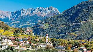 Das Südtiroler Naturns mit seinen Waalwegen liegt 15 Kilometer von Meran entfernt. Im Hintergrund sind die Sarntaler Alpen zu sehen. Das Südtiroler Naturns mit seinen Waalwegen liegt 15 Kilometer von Meran entfernt. Im Hintergrund sind die Sarntaler Alpen zu sehen.
