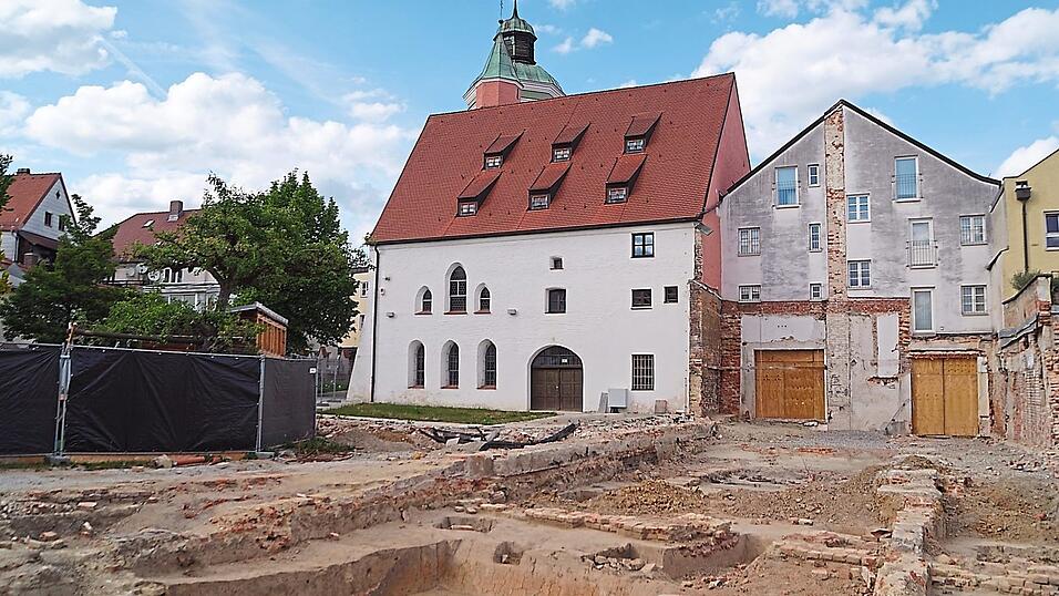 Neben dem Museumsgebäude (links) schließt sich das Haus mit der Nummer 39 an. Wo sich die linke Holztür befindet, entsteht später der Zugang zum Neubau. Durch die rechte Holztür geht es dann zum Stadtplatz. Im Vordergrund sind die archäologischen Grabungsschnitte zu sehen. Neben dem Museumsgebäude (links) schließt sich das Haus mit der Nummer 39 an. Wo sich die linke Holztür befindet, entsteht später der Zugang zum Neubau. Durch die rechte Holztür geht es dann zum Stadtplatz. Im Vordergrund sind die archäologischen Grabungsschnitte zu sehen.