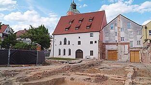 Neben dem Museumsgebäude (links) schließt sich das Haus mit der Nummer 39 an. Wo sich die linke Holztür befindet, entsteht später der Zugang zum Neubau. Durch die rechte Holztür geht es dann zum Stadtplatz. Im Vordergrund sind die archäologischen Grabungsschnitte zu sehen. Neben dem Museumsgebäude (links) schließt sich das Haus mit der Nummer 39 an. Wo sich die linke Holztür befindet, entsteht später der Zugang zum Neubau. Durch die rechte Holztür geht es dann zum Stadtplatz. Im Vordergrund sind die archäologischen Grabungsschnitte zu sehen.