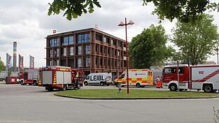 Geschätzt 15 Feuerwehren seien zu Einhell gerufen worden, sagte Einsatzleiter Robert Brandhofer. Geschätzt 15 Feuerwehren seien zu Einhell gerufen worden, sagte Einsatzleiter Robert Brandhofer.