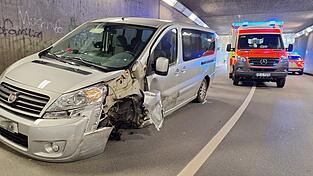 Die Autos touchierten sich jeweils am Radkasten. Die Autos touchierten sich jeweils am Radkasten.