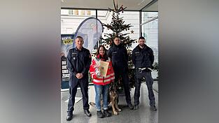 PHK Roth, POK Krammer und POK Ledermüller danken der Hundeführerin Gabriele Pöppl mit Rettungshund Akira. PHK Roth, POK Krammer und POK Ledermüller danken der Hundeführerin Gabriele Pöppl mit Rettungshund Akira.