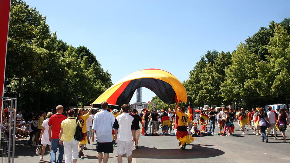 Christian Fertl war am Sonntag auf der Fanmeile in Berlin und erlebte dort das Achtelfinale gegen England auf Großleinwand. Christian Fertl war am Sonntag auf der Fanmeile in Berlin und erlebte dort das Achtelfinale gegen England auf Großleinwand.