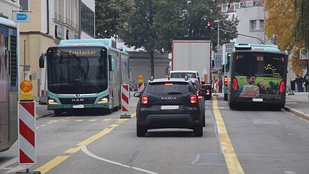 Um genügend Platz für die zentrale Busumsteigestelle in der Inneren Passauer Straße zu bekommen, ist es nach Ansicht des ADFC unvermeidlich, den zur Verfügung stehenden Platz anders zu verteilen und die Autos aus der Straße ganz zu verbannen. Um genügend Platz für die zentrale Busumsteigestelle in der Inneren Passauer Straße zu bekommen, ist es nach Ansicht des ADFC unvermeidlich, den zur Verfügung stehenden Platz anders zu verteilen und die Autos aus der Straße ganz zu verbannen.
