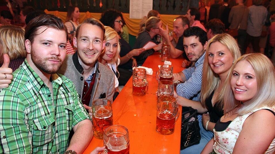 Die Frühjahrsdult 2017 in Landshut neigt sich dem Ende entgegen. Grund genug, noch einmal richtig in den Bierzelten zu feiern - abgerundet vom traditionellen Feuerwerk. Die Frühjahrsdult 2017 in Landshut neigt sich dem Ende entgegen. Grund genug, noch einmal richtig in den Bierzelten zu feiern - abgerundet vom traditionellen Feuerwerk.