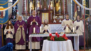 Der Festgottesdienst in der Kirche. Der Festgottesdienst in der Kirche.