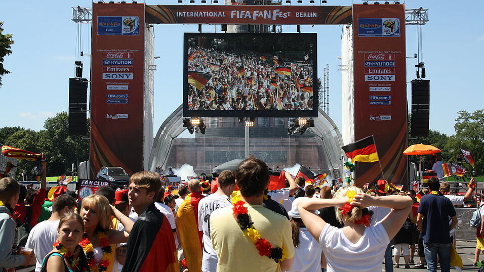 Christian Fertl war am Sonntag auf der Fanmeile in Berlin und erlebte dort das Achtelfinale gegen England auf Großleinwand. Christian Fertl war am Sonntag auf der Fanmeile in Berlin und erlebte dort das Achtelfinale gegen England auf Großleinwand.