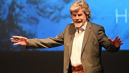 Der Bildgewalt stand beim Auftritt der Alpin-Legende Reinhold Messner vor rund 500 Besucher in der Sparkassen-Arena das gesprochene Wort gegenüber. Der Bildgewalt stand beim Auftritt der Alpin-Legende Reinhold Messner vor rund 500 Besucher in der Sparkassen-Arena das gesprochene Wort gegenüber.