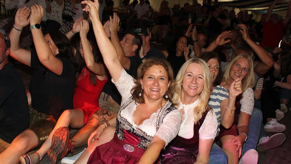 Zur Musik von Headless wurde ausgelassen gefeiert. Zur Musik von Headless wurde ausgelassen gefeiert.