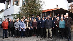 Zahlreiche Gratulanten feierten mit Anton Vogl (9.v.r.) seinen 75. Geburtstag. Zahlreiche Gratulanten feierten mit Anton Vogl (9.v.r.) seinen 75. Geburtstag.