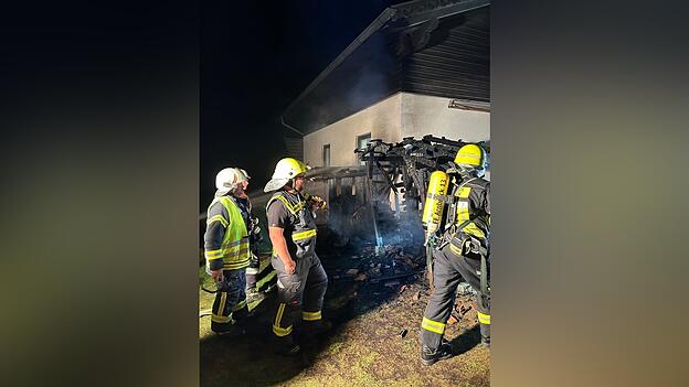 Die Feuerwehrleute aus der Gemeinde Arnbruck verhinderten ein Übergreifen der Flammen. Die Feuerwehrleute aus der Gemeinde Arnbruck verhinderten ein Übergreifen der Flammen.