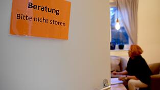 Ob misshandelte Frauen, Flüchtlinge oder Energiesparen: In Straubing gibt es zahlreiche soziale Einrichtungen, die Menschen in vielfältiger Weise beraten. Die Stadt unterstützt diese Arbeit mit Zuschüssen. Ob misshandelte Frauen, Flüchtlinge oder Energiesparen: In Straubing gibt es zahlreiche soziale Einrichtungen, die Menschen in vielfältiger Weise beraten. Die Stadt unterstützt diese Arbeit mit Zuschüssen.