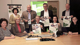 Landrat Bernd Sibler und das „mach mit“-Team (sitzend v.l. Lisa Simböck, Jutta Staudinger, Petra Schwankl und Melissa Schön) stellten im Beisein der Seniorenbeauftragten Uschi Mittermüller (Hengersberg) und Max Thoma (Landkreis Deggendorf) sowie (stehend v. l.) der Bürgermeister Hans Schmalhofer (Plattling) und Thomas Etschmann (Osterhofen) das geplante Angebot „Seniorensprechstunde - Die Hilfe im digitalen Alltag“ vor. Landrat Bernd Sibler und das „mach mit“-Team (sitzend v.l. Lisa Simböck, Jutta Staudinger, Petra Schwankl und Melissa Schön) stellten im Beisein der Seniorenbeauftragten Uschi Mittermüller (Hengersberg) und Max Thoma (Landkreis Deggendorf) sowie (stehend v. l.) der Bürgermeister Hans Schmalhofer (Plattling) und Thomas Etschmann (Osterhofen) das geplante Angebot „Seniorensprechstunde - Die Hilfe im digitalen Alltag“ vor.