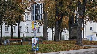 Die Wahlplakate am Stadtgraben sind teilweise beschädigt. Die Wahlplakate am Stadtgraben sind teilweise beschädigt.