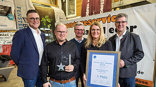 Der Mooser Bürgermeister Alexander Zacher (l.) konnte zusammen mit Landrat Bernd Sibler (M.) und Plattlings Bürgermeister Hans Schmalhofer (r.) Daniel Eder (2. v. l.) und Andrea Eder (2.v.r.) vor Kurzem zum Gewinn des Awards 'Firma des Jahres 2024' gratulieren. Der Mooser Bürgermeister Alexander Zacher (l.) konnte zusammen mit Landrat Bernd Sibler (M.) und Plattlings Bürgermeister Hans Schmalhofer (r.) Daniel Eder (2. v. l.) und Andrea Eder (2.v.r.) vor Kurzem zum Gewinn des Awards 'Firma des Jahres 2024' gratulieren.