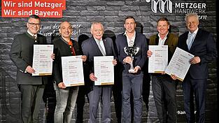 Von rechts: Bundeslandwirtschaftsminister Alois Rainer, Artur Gierstorfer, Thomas Gierstorfer, Landesinnungsmeister Konrad Ammon, Django Asül und Staatsminister Florian Herrmann bei der Preisverleihung. Von rechts: Bundeslandwirtschaftsminister Alois Rainer, Artur Gierstorfer, Thomas Gierstorfer, Landesinnungsmeister Konrad Ammon, Django Asül und Staatsminister Florian Herrmann bei der Preisverleihung.