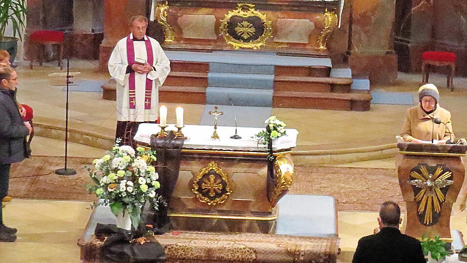 Gottesdienstbesucher sprachen die Fürbitten. Gottesdienstbesucher sprachen die Fürbitten.