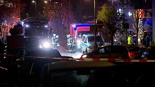 Am frühen Samstagmorgen rückten Einsatzkräfte wegen eines Messerangriffs aus - ein 20-Jähriger soll eine Mutter und vier Kinder attackiert haben. Am frühen Samstagmorgen rückten Einsatzkräfte wegen eines Messerangriffs aus - ein 20-Jähriger soll eine Mutter und vier Kinder attackiert haben.