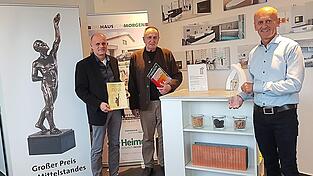 Neben den Geschäftsführern Max und Peter Heimerl freut sich auch Bürgermeister Ludwig Wallinger (Mitte) über diese großartige Auszeichnung. Neben den Geschäftsführern Max und Peter Heimerl freut sich auch Bürgermeister Ludwig Wallinger (Mitte) über diese großartige Auszeichnung.