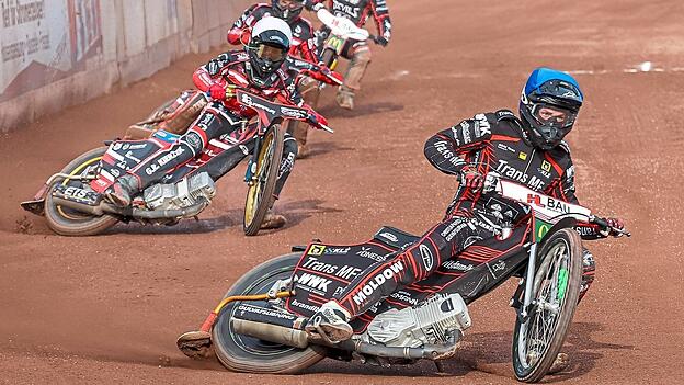 Kennt nur Vollgas: Landshuts Jonas Knudsen (blauer Helm) erwischte einen richtig guten Abend und stach mit seinen zwölf Punkten aus der bockstarken Mannschaftsleistung heraus. Kennt nur Vollgas: Landshuts Jonas Knudsen (blauer Helm) erwischte einen richtig guten Abend und stach mit seinen zwölf Punkten aus der bockstarken Mannschaftsleistung heraus.