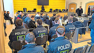 Bereitschaftspolizisten bewachen die Geiselnehmer im Gerichtssaal. Bereitschaftspolizisten bewachen die Geiselnehmer im Gerichtssaal.