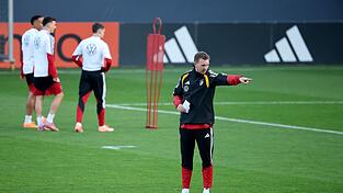 Julian Nagelsmann gibt Anweisungen im Training. Julian Nagelsmann gibt Anweisungen im Training.