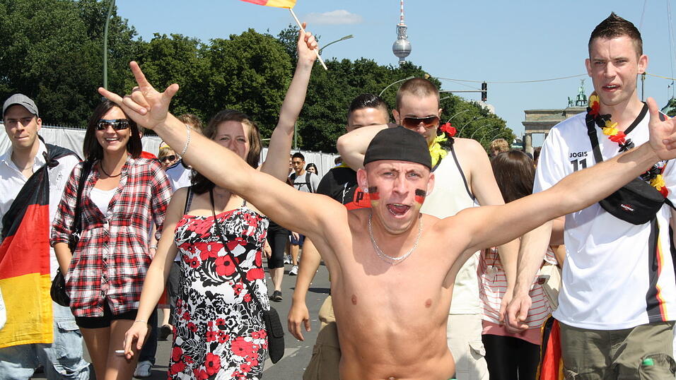 Christian Fertl war am Sonntag auf der Fanmeile in Berlin und erlebte dort das Achtelfinale gegen England auf Großleinwand. Christian Fertl war am Sonntag auf der Fanmeile in Berlin und erlebte dort das Achtelfinale gegen England auf Großleinwand.