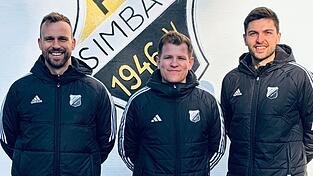 Spielertrainer Daniel Ritzinger (v.l.), der künftige Linientrainer Tobias Biermeier und Christoph Ettengruber, stellvertretender Vorstand FC-DJK Simbach, freuen sich auf die Saison 2026/2027. Spielertrainer Daniel Ritzinger (v.l.), der künftige Linientrainer Tobias Biermeier und Christoph Ettengruber, stellvertretender Vorstand FC-DJK Simbach, freuen sich auf die Saison 2026/2027.