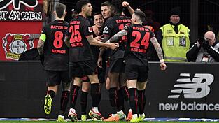 Bayer Leverkusen jubelt über das Tor zum 2:0 gegen den FC St. Pauli. Bayer Leverkusen jubelt über das Tor zum 2:0 gegen den FC St. Pauli.