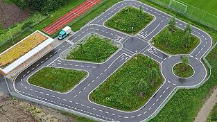 Auf dem neuen Verkehrsgarten der Stadt Am Peterswöhrd beim Turmair-Gymnasium findet am Samstag, 5. Juli, eine große Verkehrssicherheitsaktion von Polizei, Kreisverkehrswacht und Stadtverwaltung statt. Auf dem neuen Verkehrsgarten der Stadt Am Peterswöhrd beim Turmair-Gymnasium findet am Samstag, 5. Juli, eine große Verkehrssicherheitsaktion von Polizei, Kreisverkehrswacht und Stadtverwaltung statt.