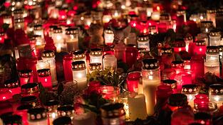 Zwei der drei Schwerverletzten sind weiter in einem Krankenhaus. Zwei der drei Schwerverletzten sind weiter in einem Krankenhaus.