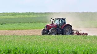 Ein Rumäne hat einen Massey Ferguson Traktor geklaut. Ein Rumäne hat einen Massey Ferguson Traktor geklaut.