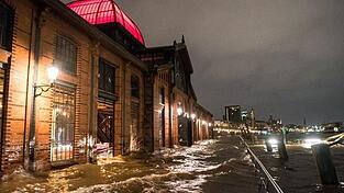 Der Hamburger Fischmarkt ist überschwemmt. Der Hamburger Fischmarkt ist überschwemmt.