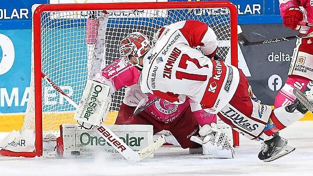 Rollentausch: Wurde Ladislav Zikmund (weißes Trikot) vergangene Saison - wie hier - noch dem EVL gefährlich, geht er ab sofort für die Niederbayern auf Torejagd. Rollentausch: Wurde Ladislav Zikmund (weißes Trikot) vergangene Saison - wie hier - noch dem EVL gefährlich, geht er ab sofort für die Niederbayern auf Torejagd.