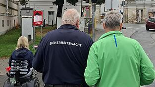 Lisa Vieler, Hermann Solleder und Ralph Zimmerhansl überqueren gemeinsam den Stadtgraben am Stetthaimerplatz. Diesmal schaffen sie es sogar bei Grün. Wenn parallel die Busse fahren, ist die Phase länger. Lisa Vieler, Hermann Solleder und Ralph Zimmerhansl überqueren gemeinsam den Stadtgraben am Stetthaimerplatz. Diesmal schaffen sie es sogar bei Grün. Wenn parallel die Busse fahren, ist die Phase länger.