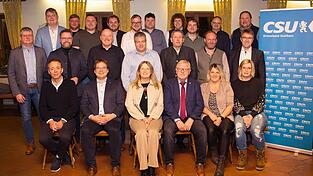 CSU-Bürgermeisterkandidat Sepp Kammermeier (3. v. r. sitzend) mit den nominierten Kandidaten und Ersatzkandidaten für den Eschlkamer Marktrat. CSU-Bürgermeisterkandidat Sepp Kammermeier (3. v. r. sitzend) mit den nominierten Kandidaten und Ersatzkandidaten für den Eschlkamer Marktrat.