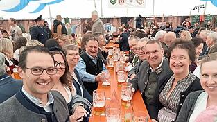 Fest- und Ehrengäste. Fest- und Ehrengäste.