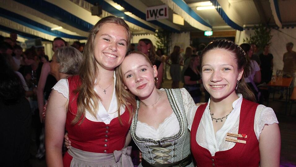 Zur Musik von Headless wurde ausgelassen gefeiert. Zur Musik von Headless wurde ausgelassen gefeiert.