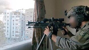 Der Deutsch-Israeli Daniel G. blickt durch die Optik eines aufgerüsteten Sturmgewehrs im Gazastreifen. Der Deutsch-Israeli Daniel G. blickt durch die Optik eines aufgerüsteten Sturmgewehrs im Gazastreifen.